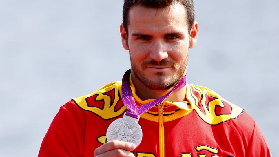 Saúl Craviotto muestra su medalla de plata de Londres 2012 en el podio