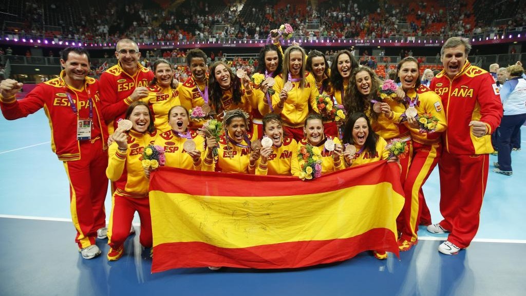 La selección femenina española de balonmano posa con la medalla de bronce de Londres 2012