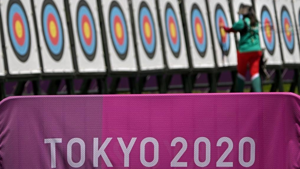 Un arquero retira flechas durante un entrenamiento antes de los Juegos.