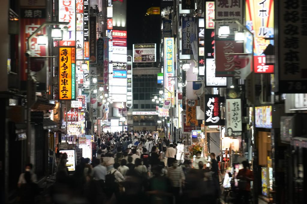 Una populosa calle de Tokio por la noche.