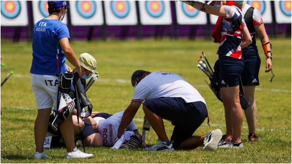 Svetlana Gomboeva es atendida por los médicos tras desmayarse por el calor.