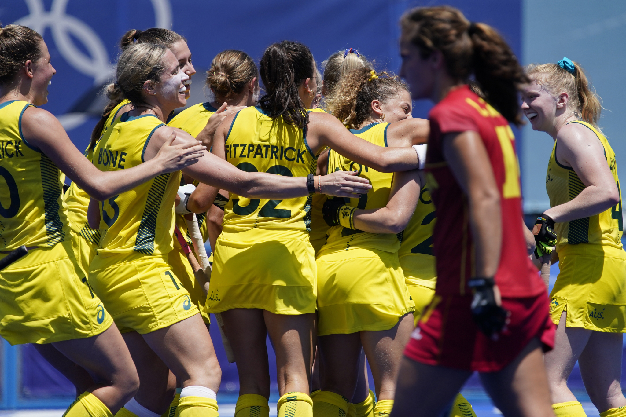 Las jugadoras de Australia celebran un gol contra España