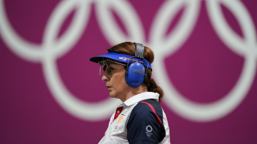 Nino Salukvadze, durante su participación en la prueba de pistola de aire de 10 metros en Tokio.