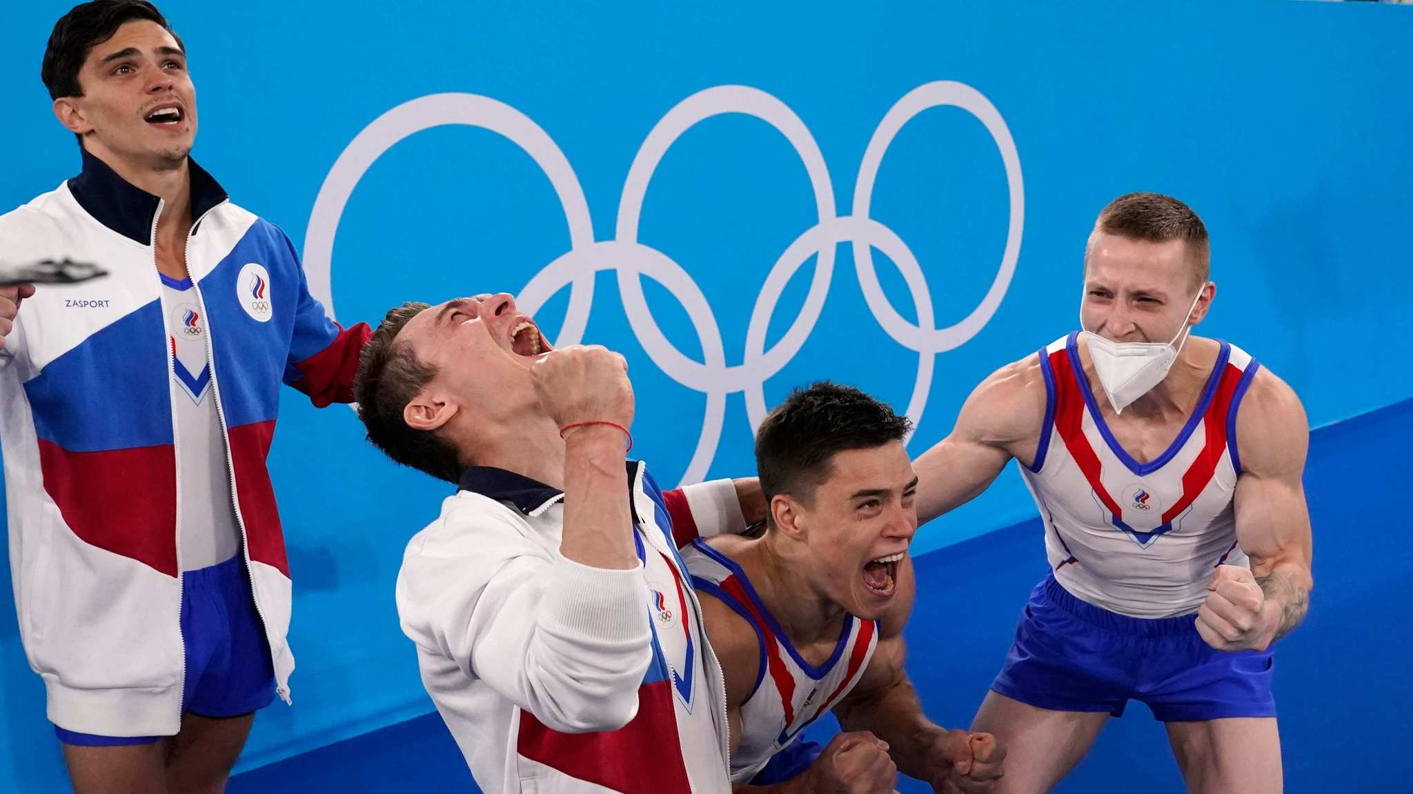 Los gimnastas rusos Balaloyan, Belyavsky, Nagornyi y Abliazin celebran su victoria por equipos en los Juegos de Tokio