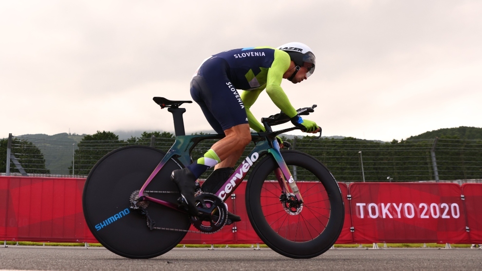 Roglic, en pleno esfuerzo durante la crono