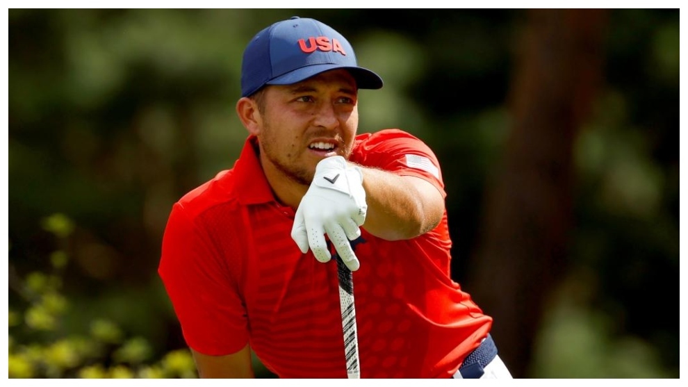Xander Schauffele espera su turno durante la segunda vuelta.