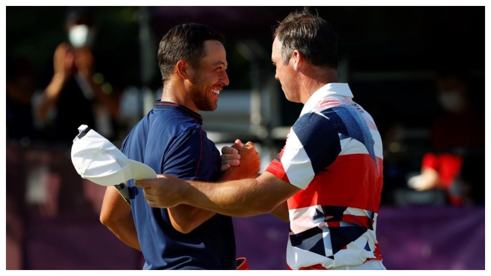 Xander Schauffele es felicitado por el inglés Paul Casey