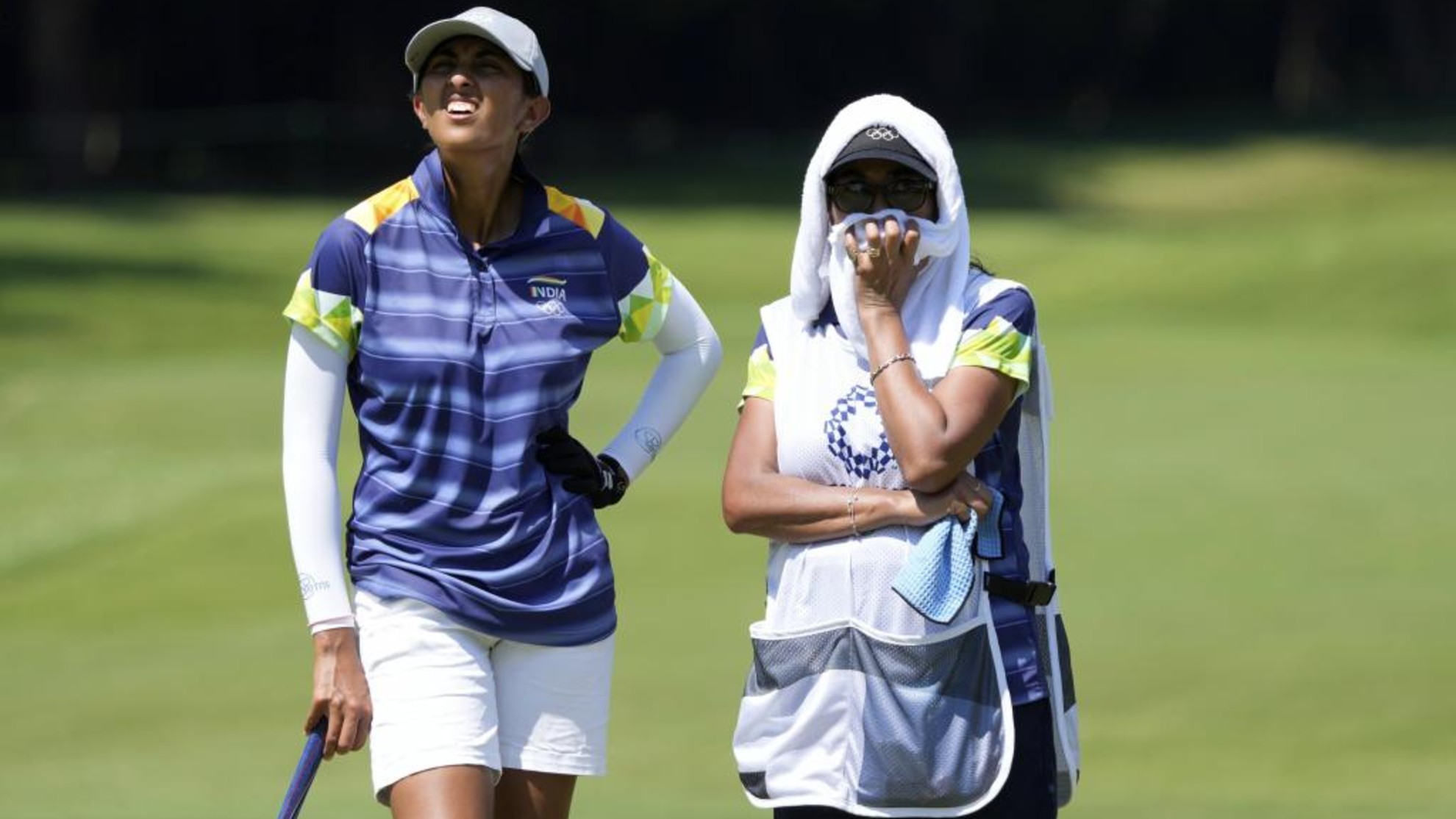 La india Aditi Ashok junto a su madre, que ejerce de caddie para ella.