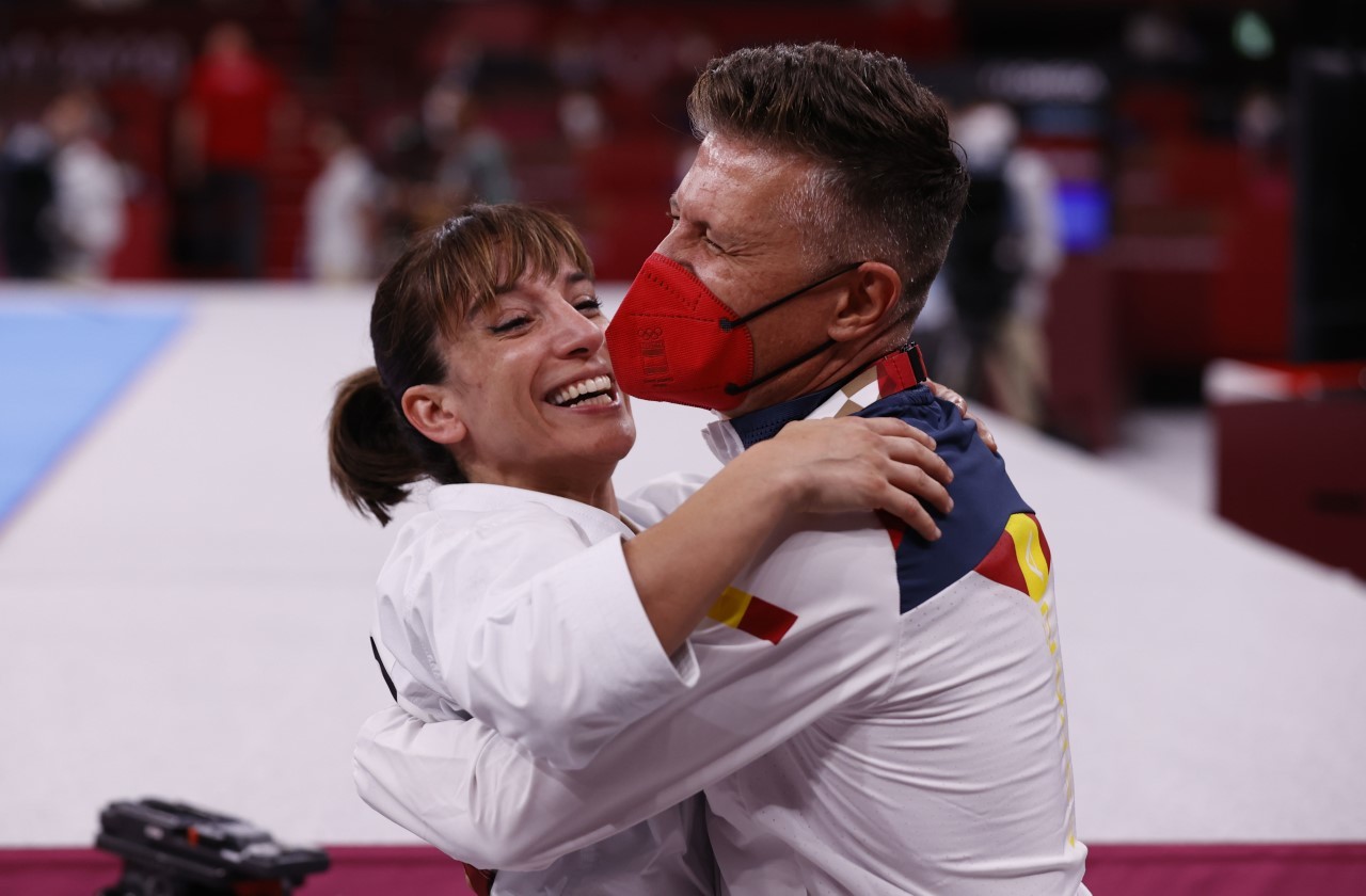 Sandra Sánchez junto a Jesús del Moral, el seleccionador de katas y su marido.