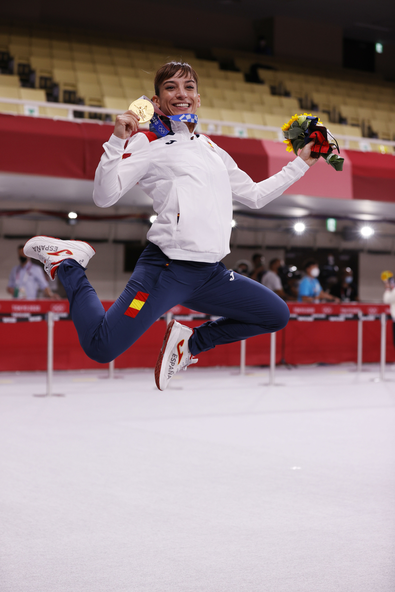 Sandra celebra el oro con un gran salto.