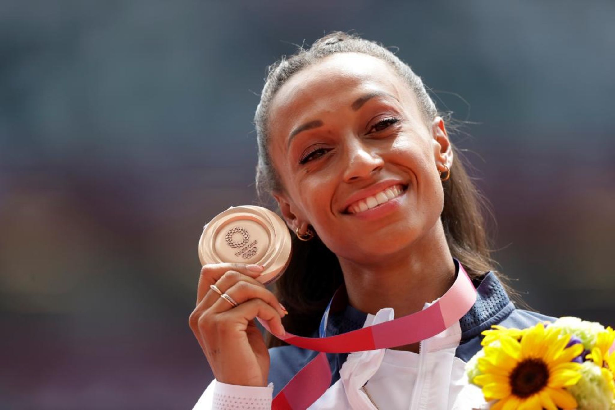 Ana Peleteiro, con la medalla de bronce en triple salto ganada en Tokio 2020