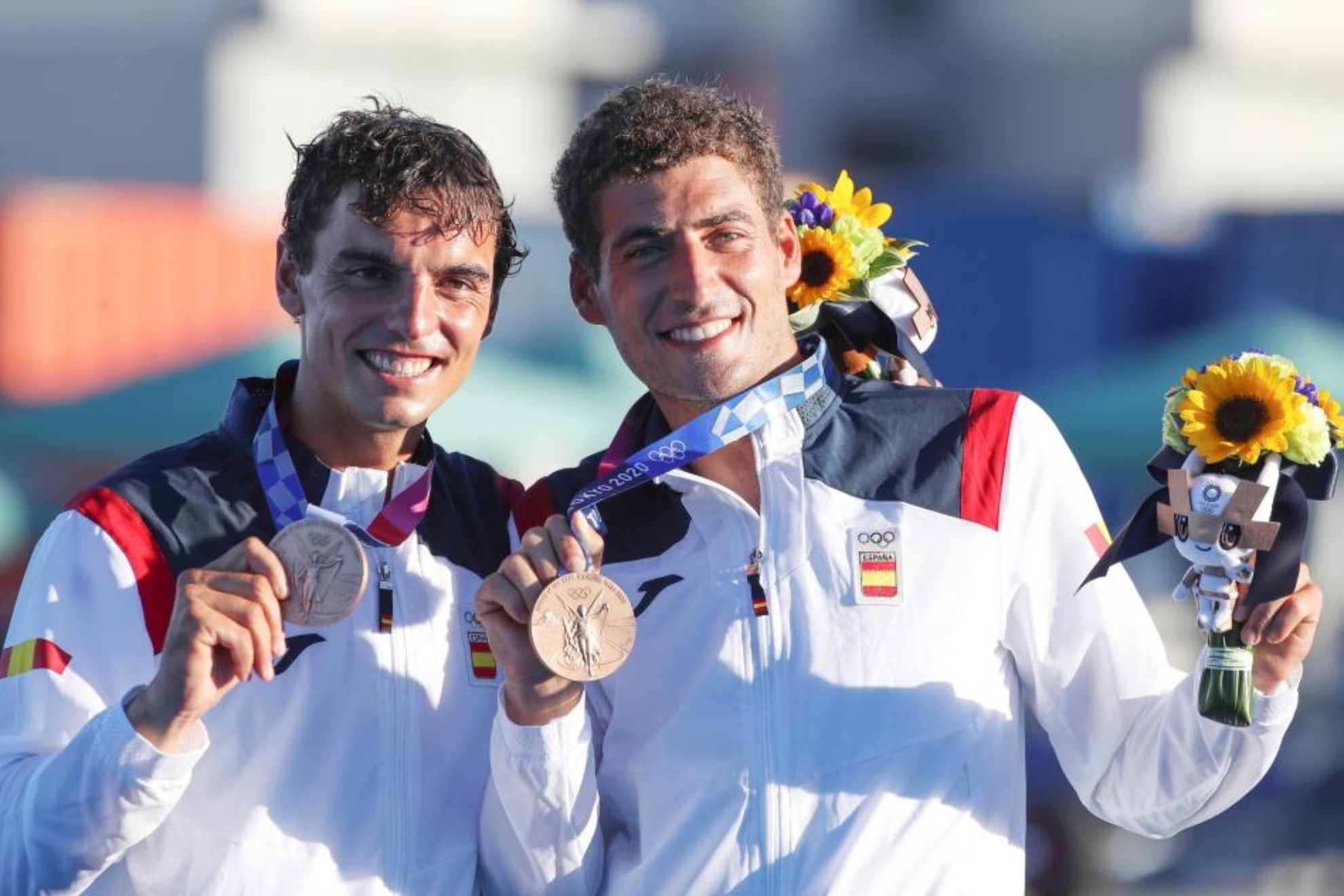Jordi Xammar y Nicolás Rodríguez, con la medalla de bronce en 470 ganada en Tokio 2020