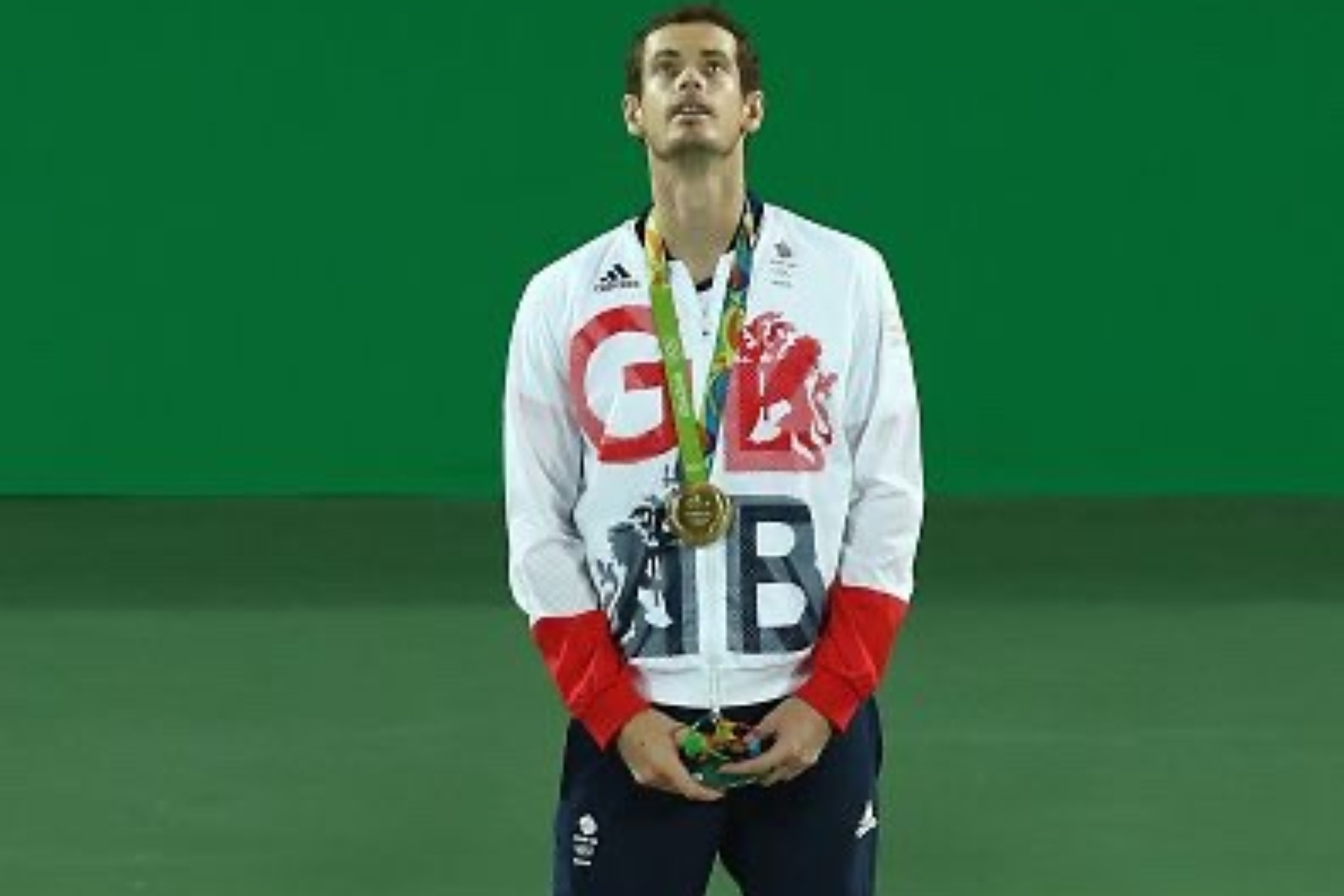 Andy Murray posa con el oro olímpico de Río 2016.