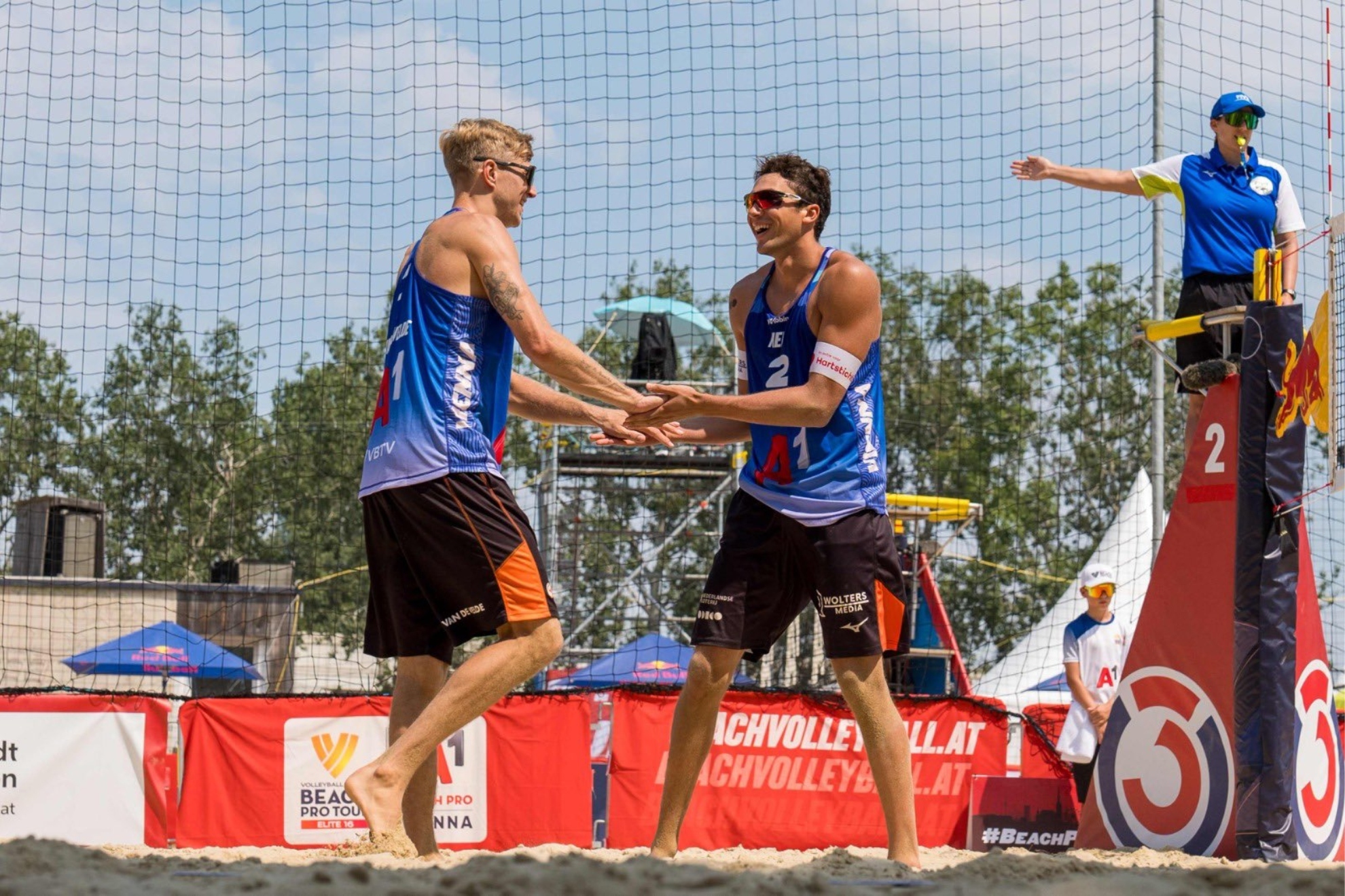 Van de Velde y su compañero Immers en un torneo del circuito mundial.