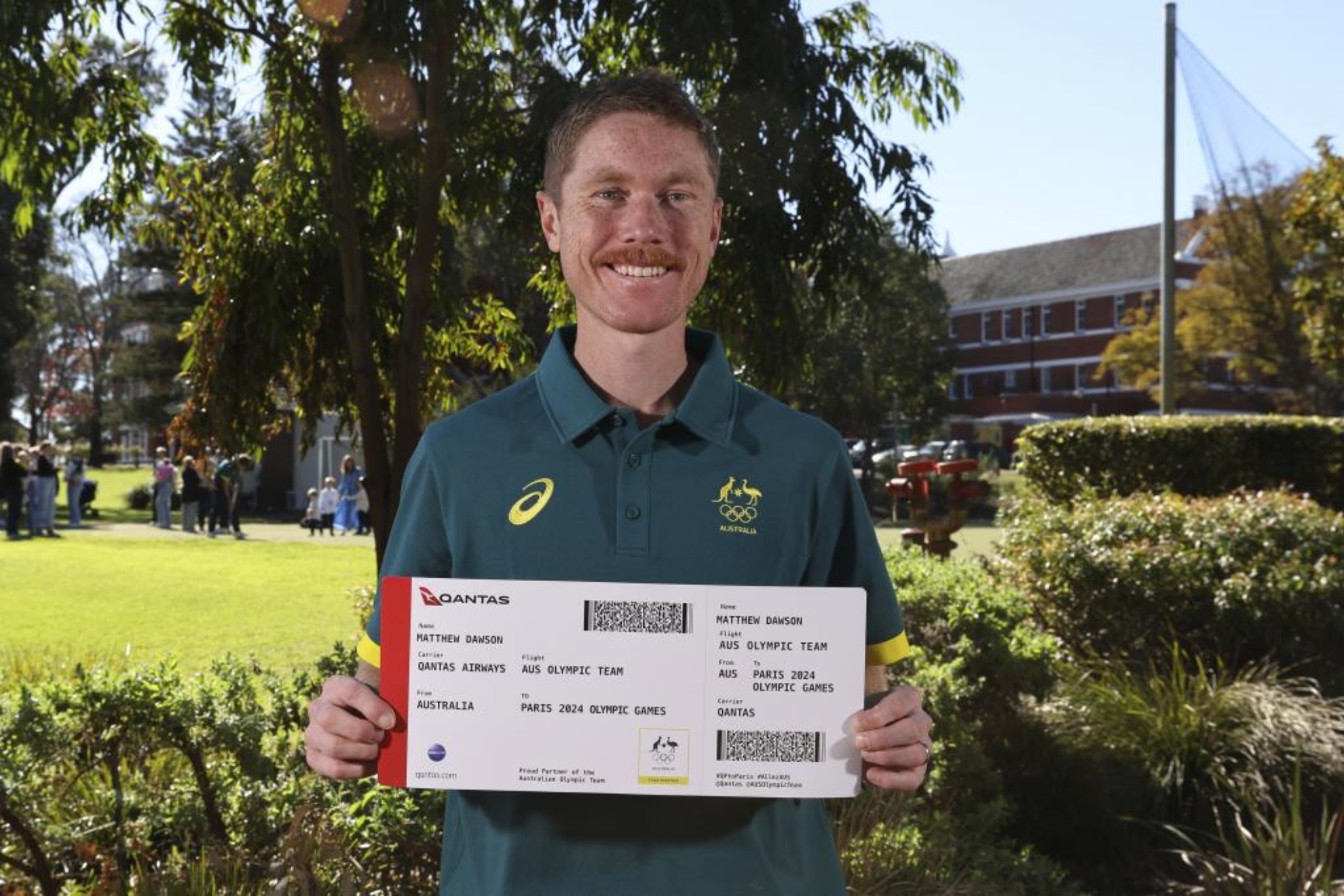 Matthew Dawson muestra el billete hacia París.