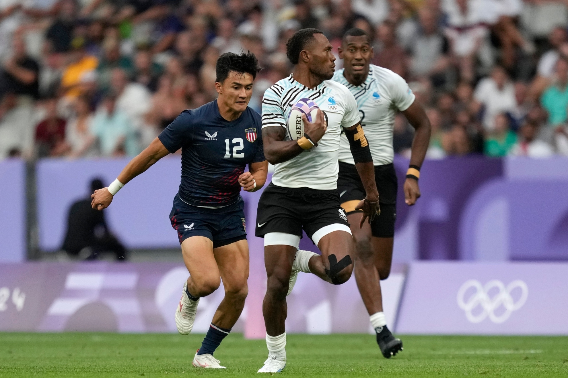 El fiyiano Iowane Teba anota un ensayo frente a Estados Unidos.