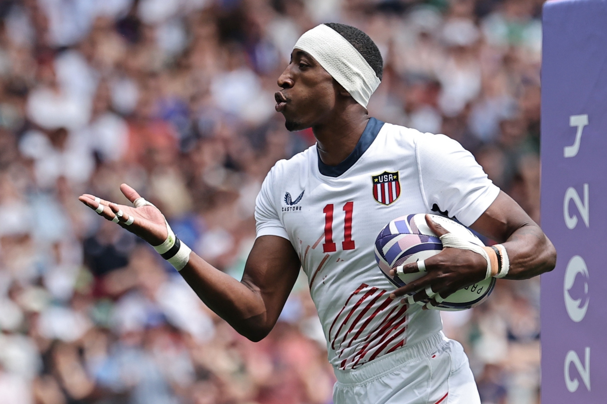 Perry Baker celebrando un ensayo en Saint Denis en los juegos olímpicos