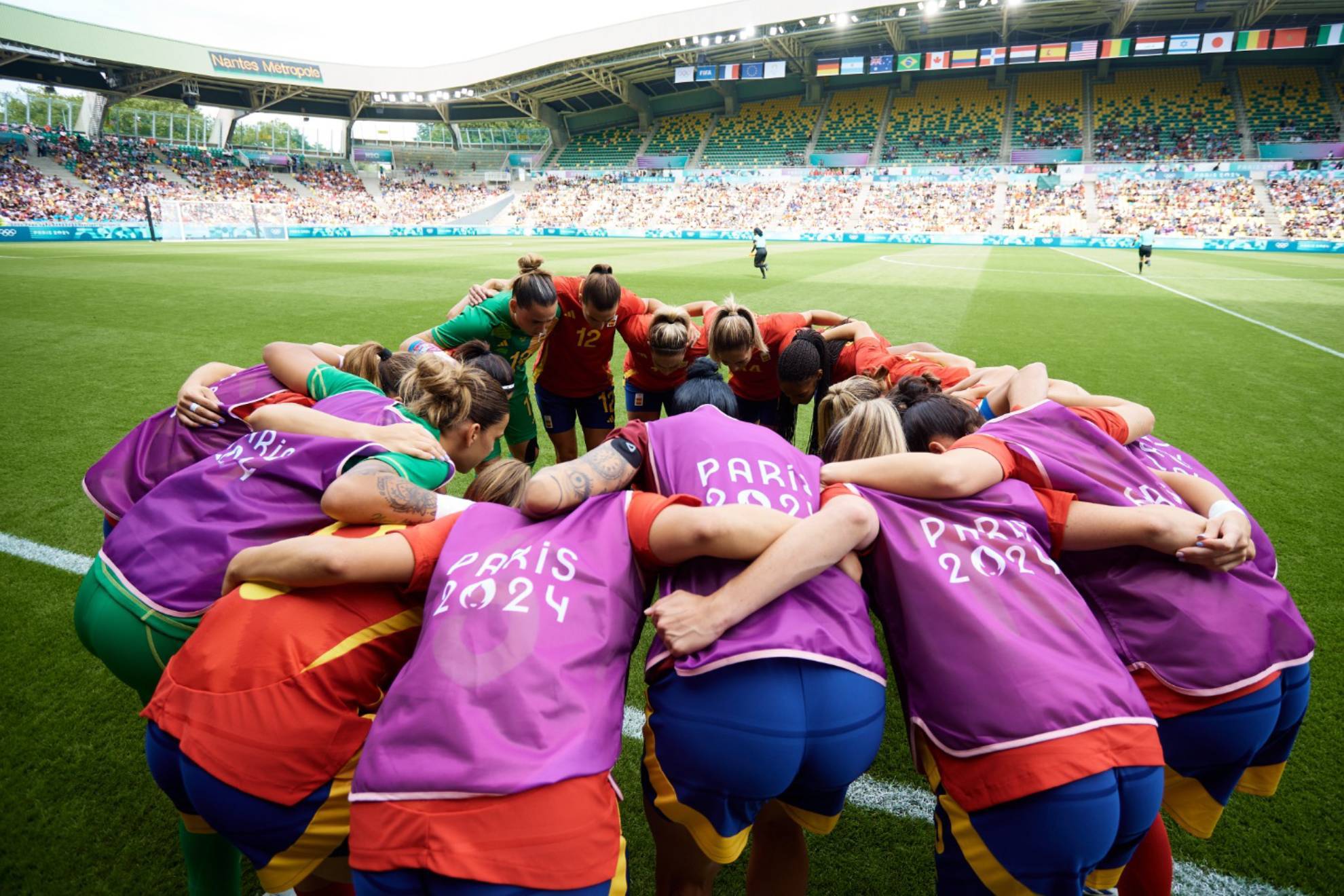 Las jugadoras de España hacen piña antes de empezar el partido ante Japón / RFEF