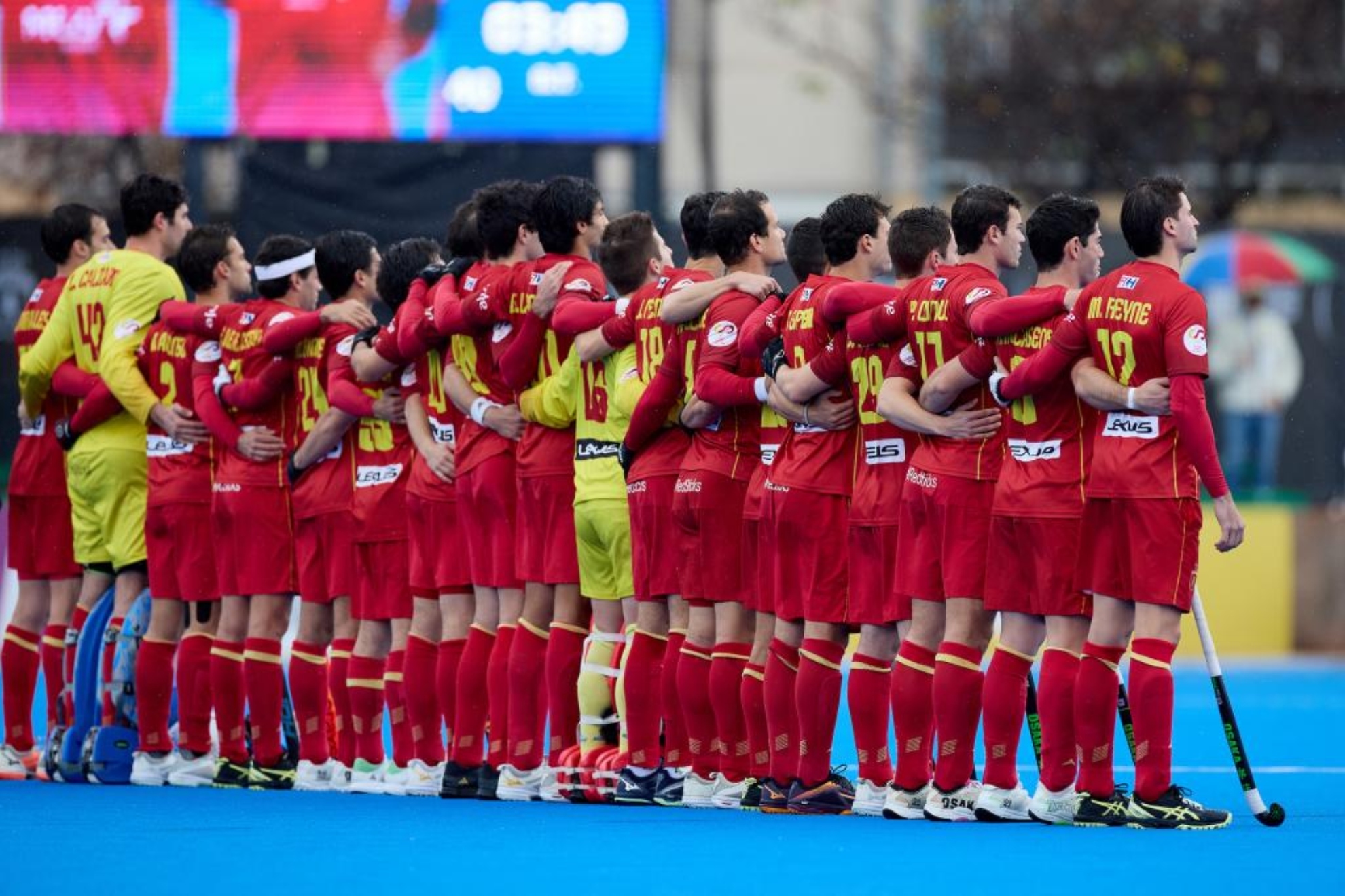 Los RedSticks escuchan el himno de España