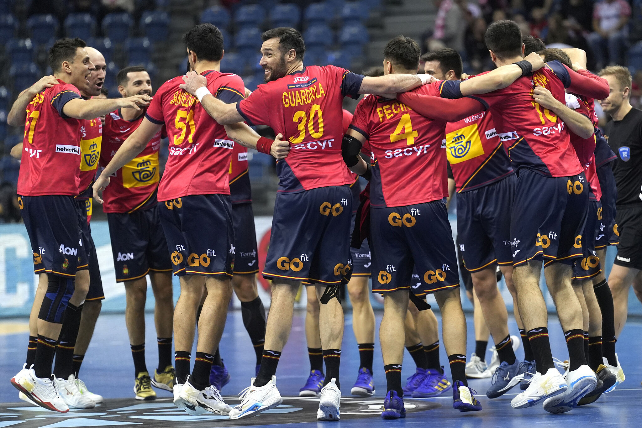 Los 'Hispanos' celebran una victoria /