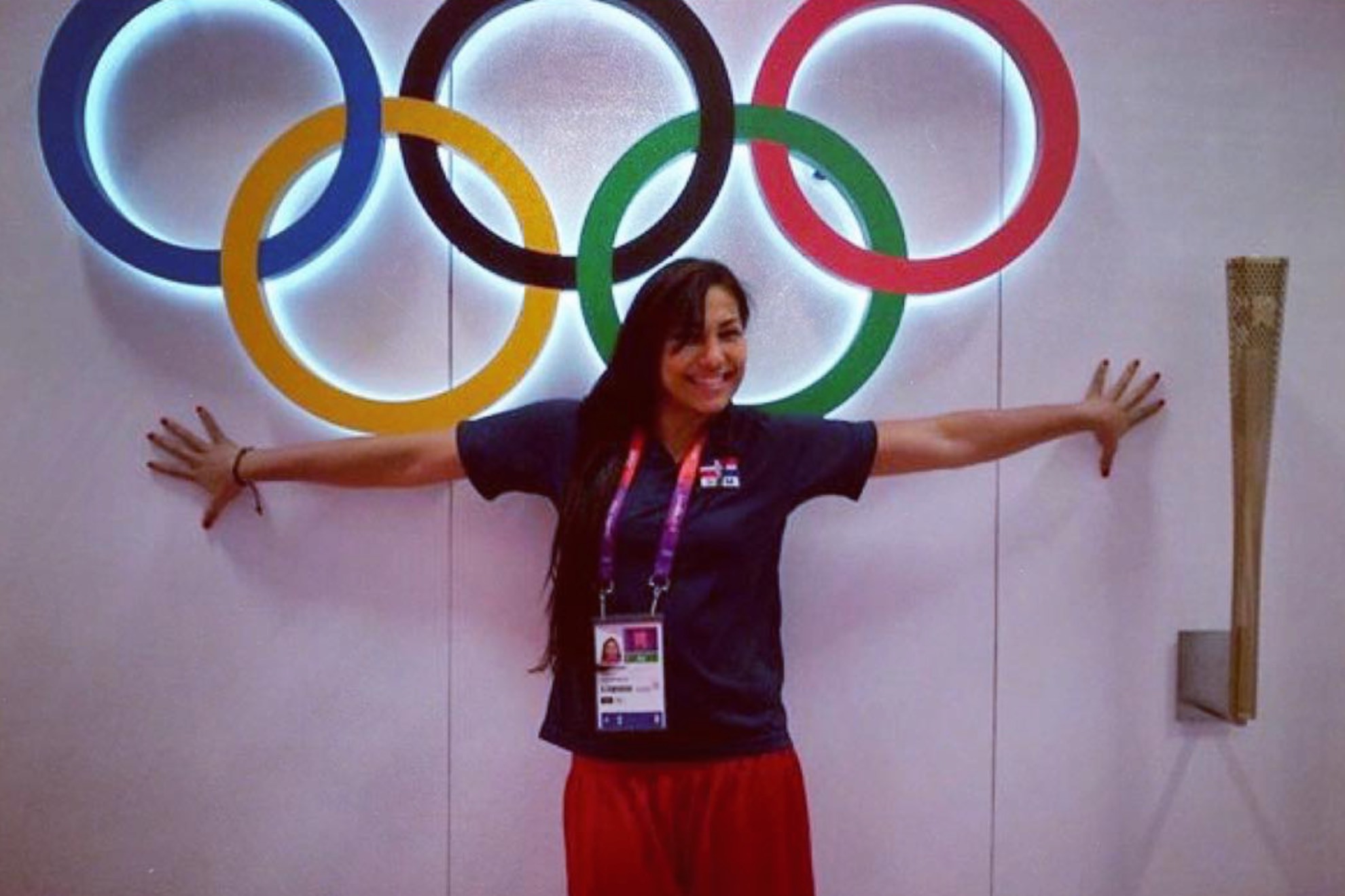 Lisvel posa junto a los aros olímpicos