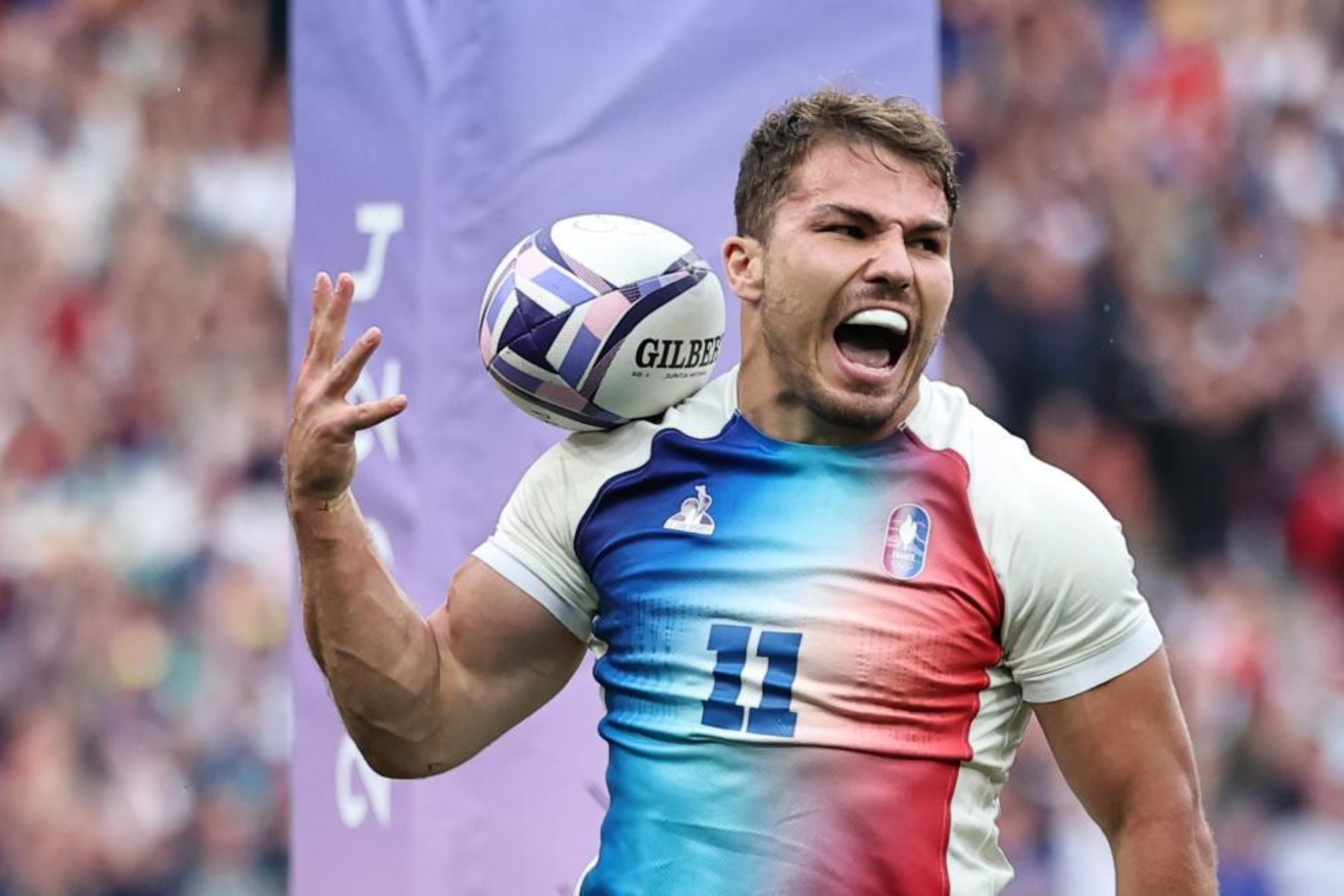 Antoine Dupont celebra un ensayo en el Stade de France