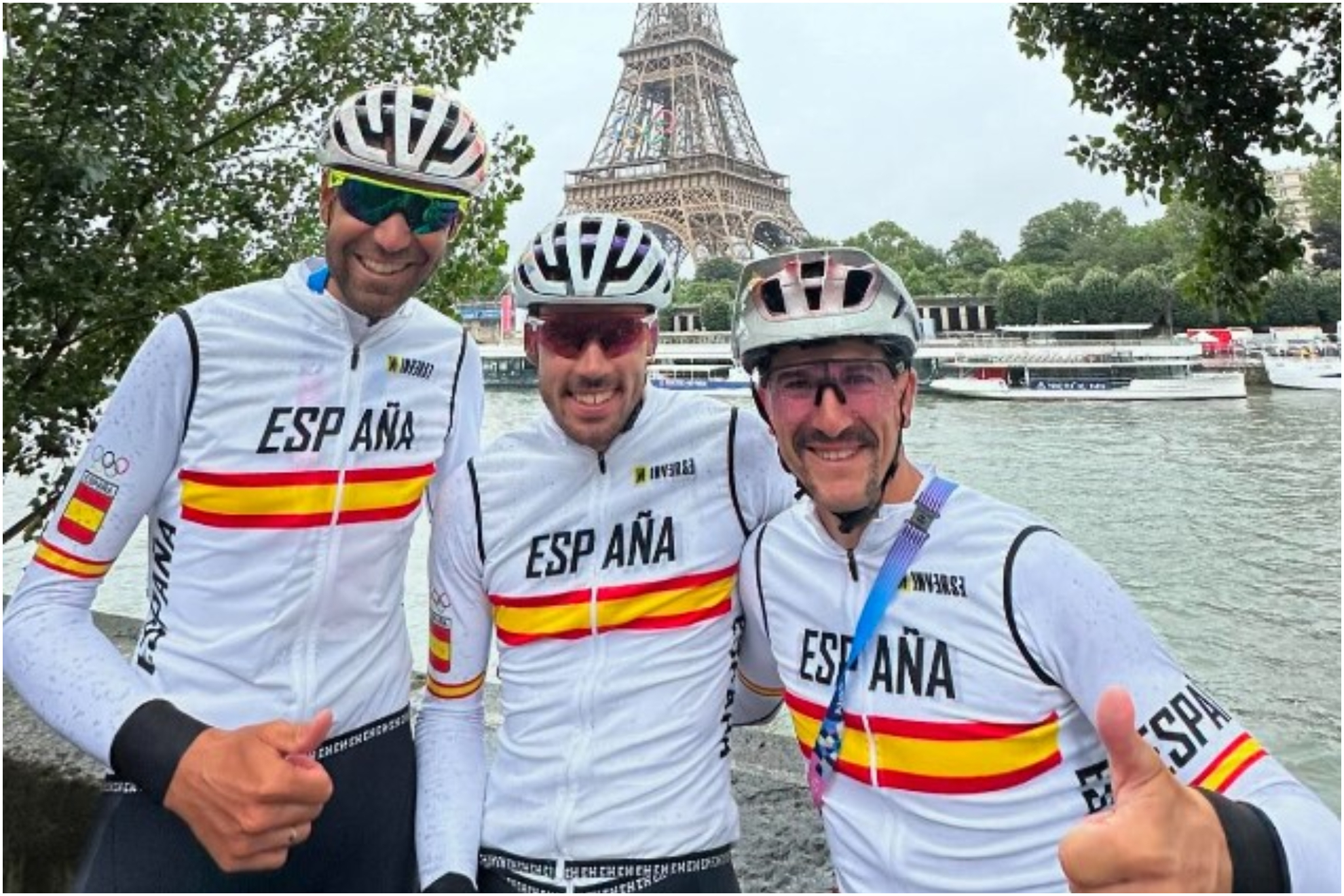 David Valero, Jofre Cullell y Carlos Coloma, con la Torre Eiffel detrás.