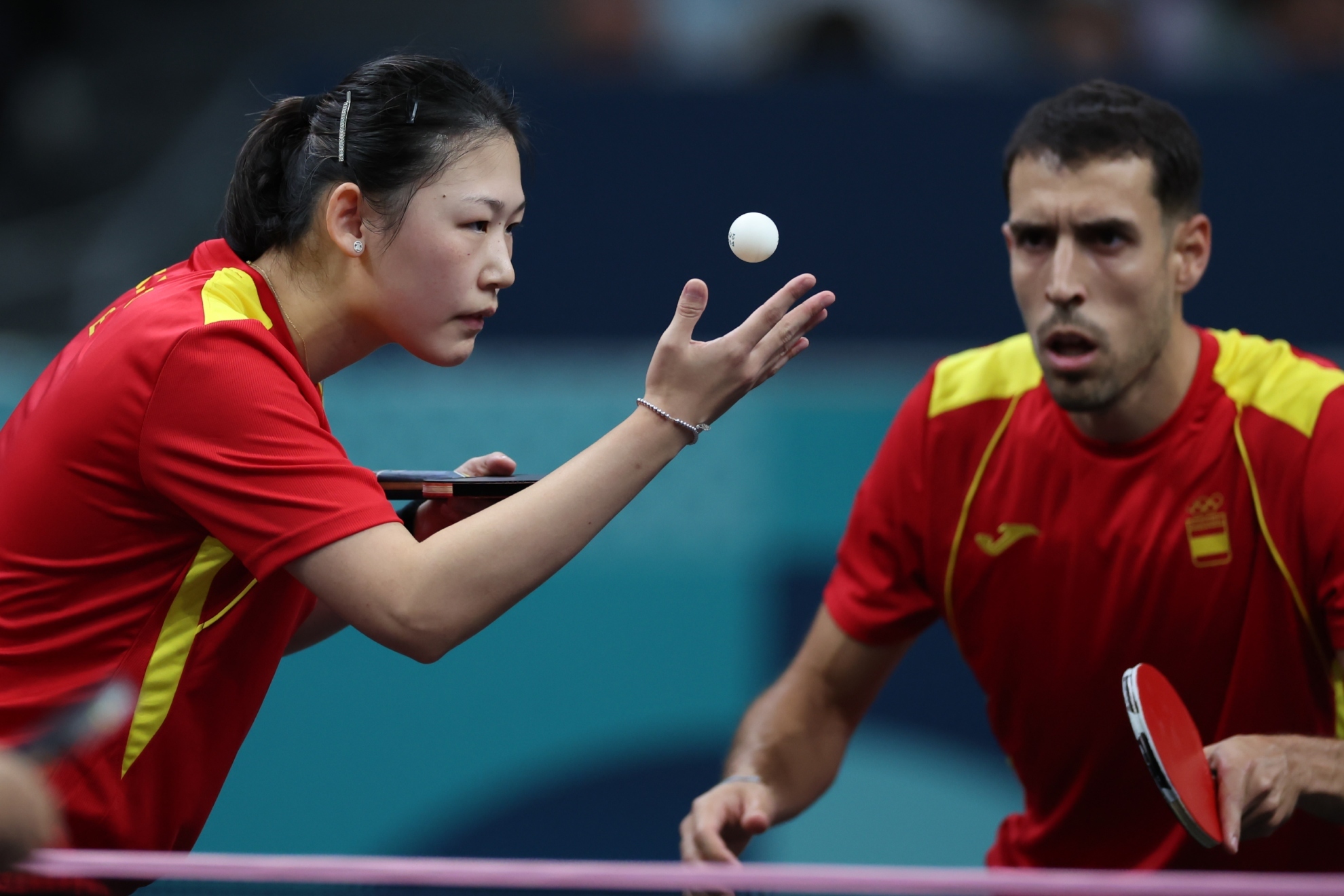 María Xiao y Álvaro Robles, durante el partido de octavos de final de dobles mixto de Tenis de Mesa, disputado ante la pareja brasileña compuesta por Vitor Ishiy y Bruna Takahashi, en los Juegos Olímpicos de París 2024.