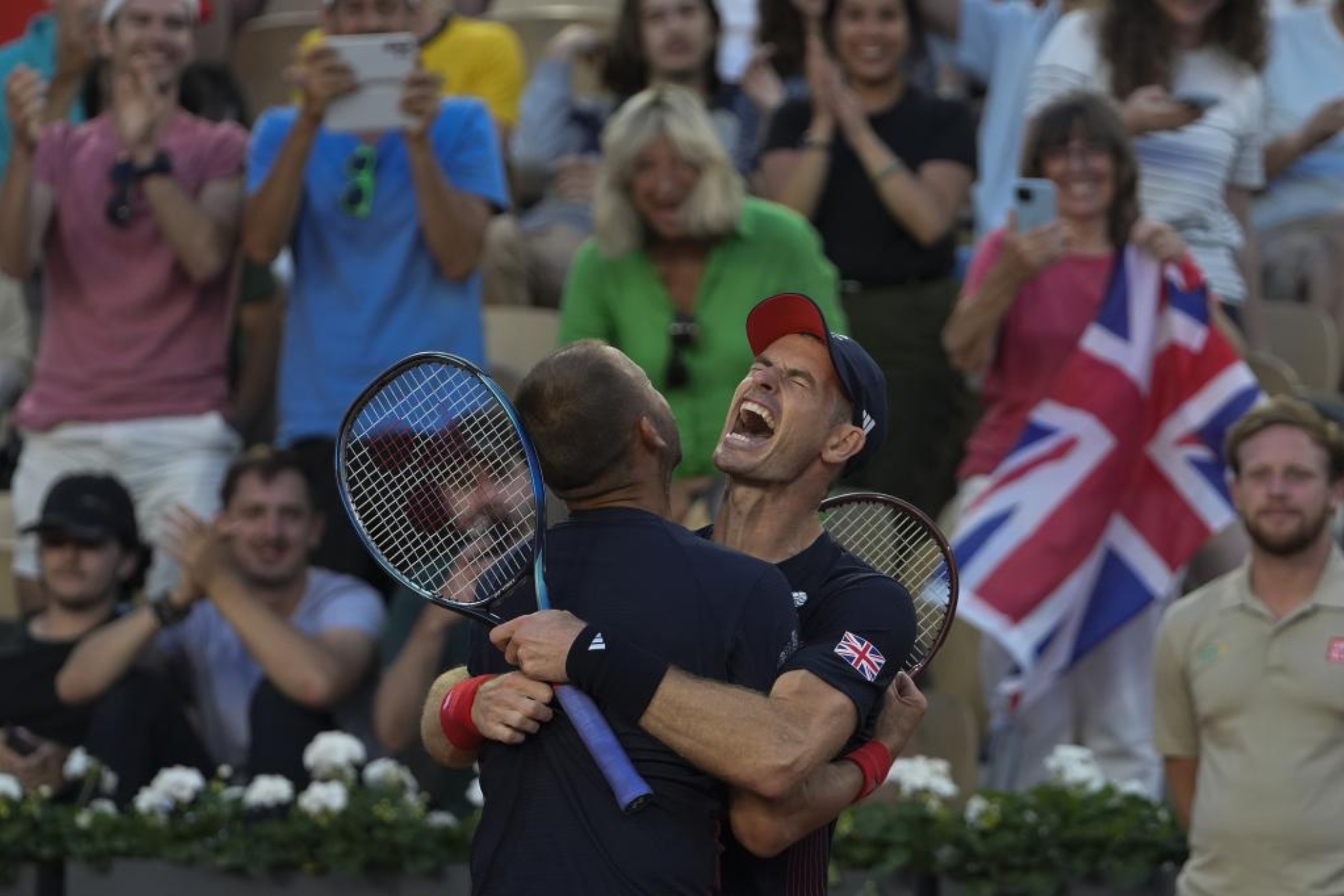 Andy Murray se abraza a Daniel Evans tras su victoria.