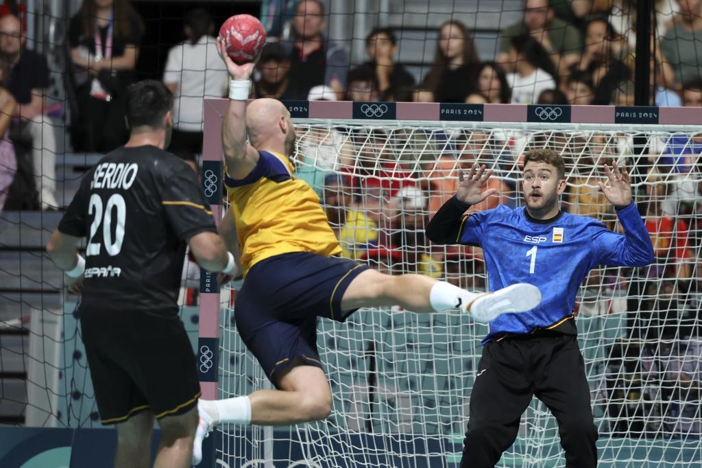 Pérez de Vargas trata de parar un lanzamiento del pivote sueco /