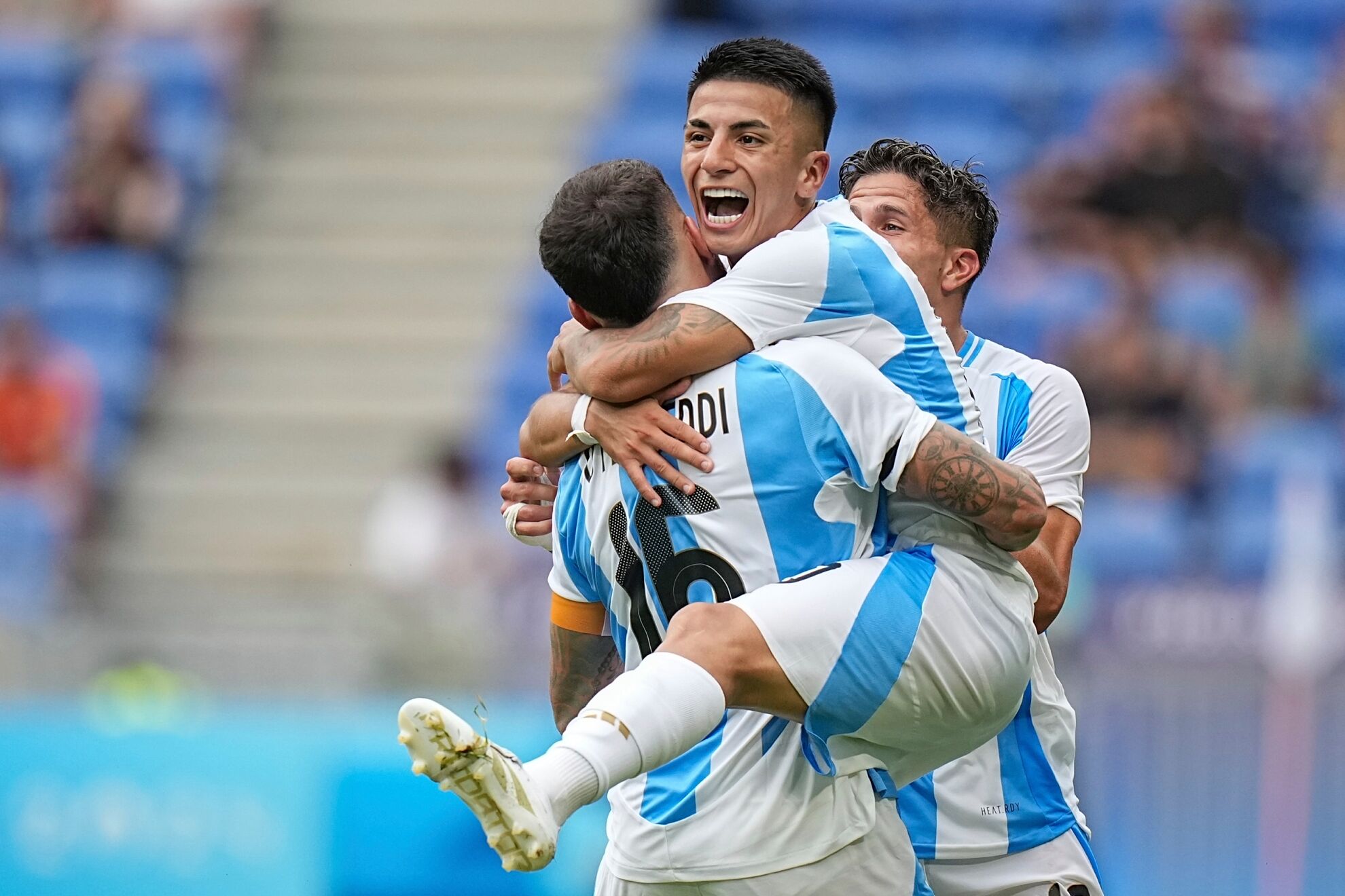 Thiago Almada celebra su gol con Argentina.
