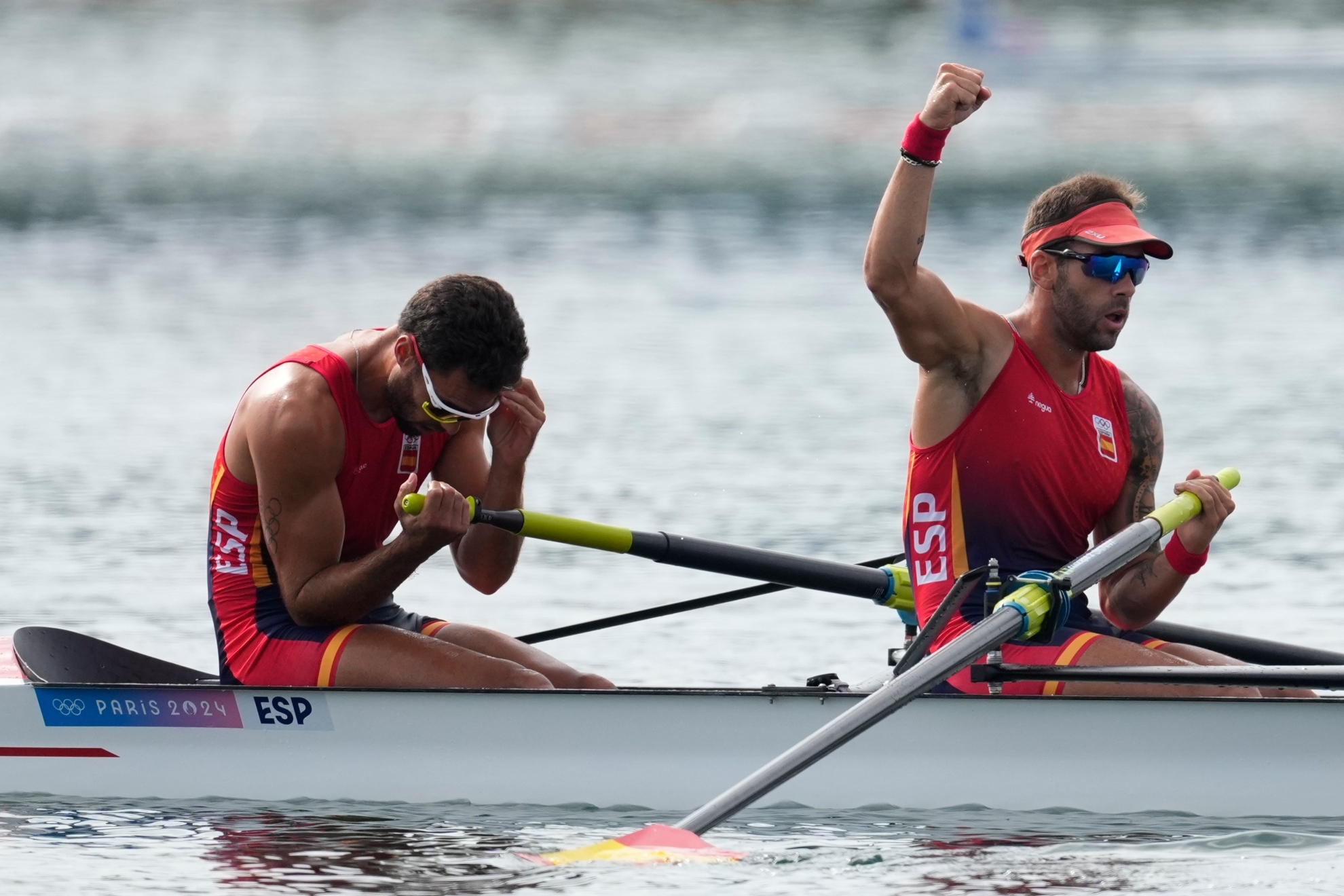 Jaime Canalejo y Javier García celebran su pase a la Final A del dos sin en los Juegos de París.