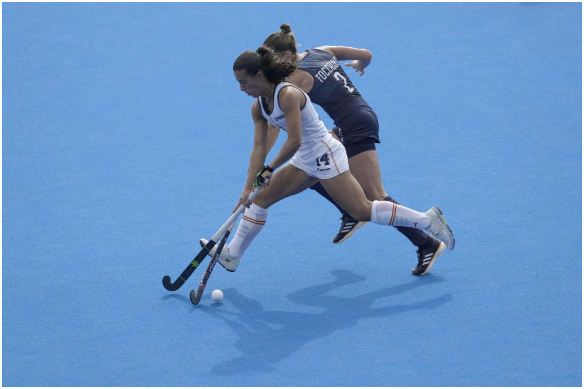 Blanca Pérez conduce la bola.
