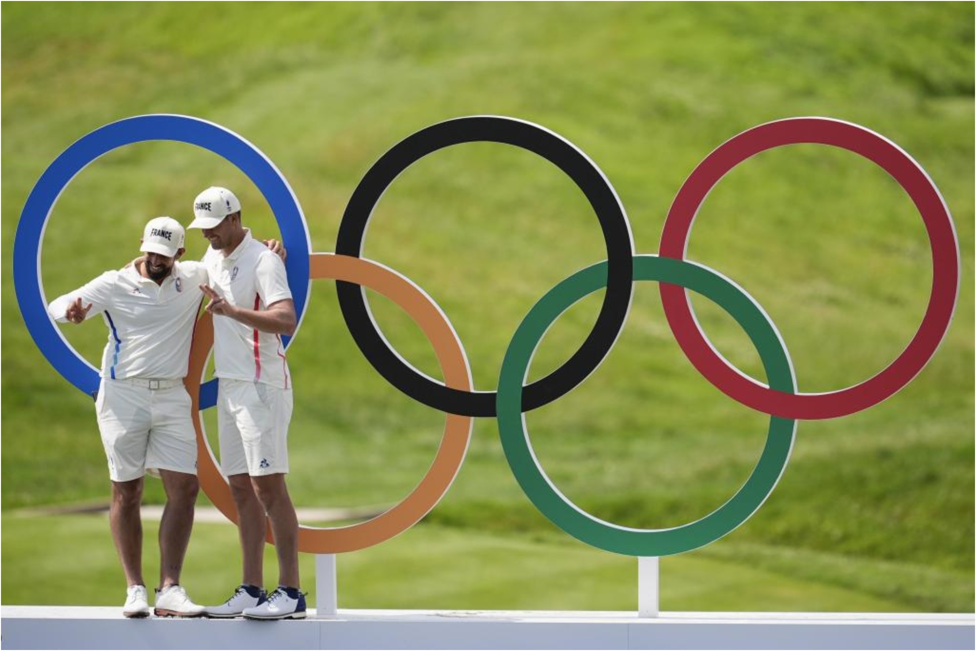 Los franceses Matthieu Pavon y Victor Perez posando con los anillos olímpicos