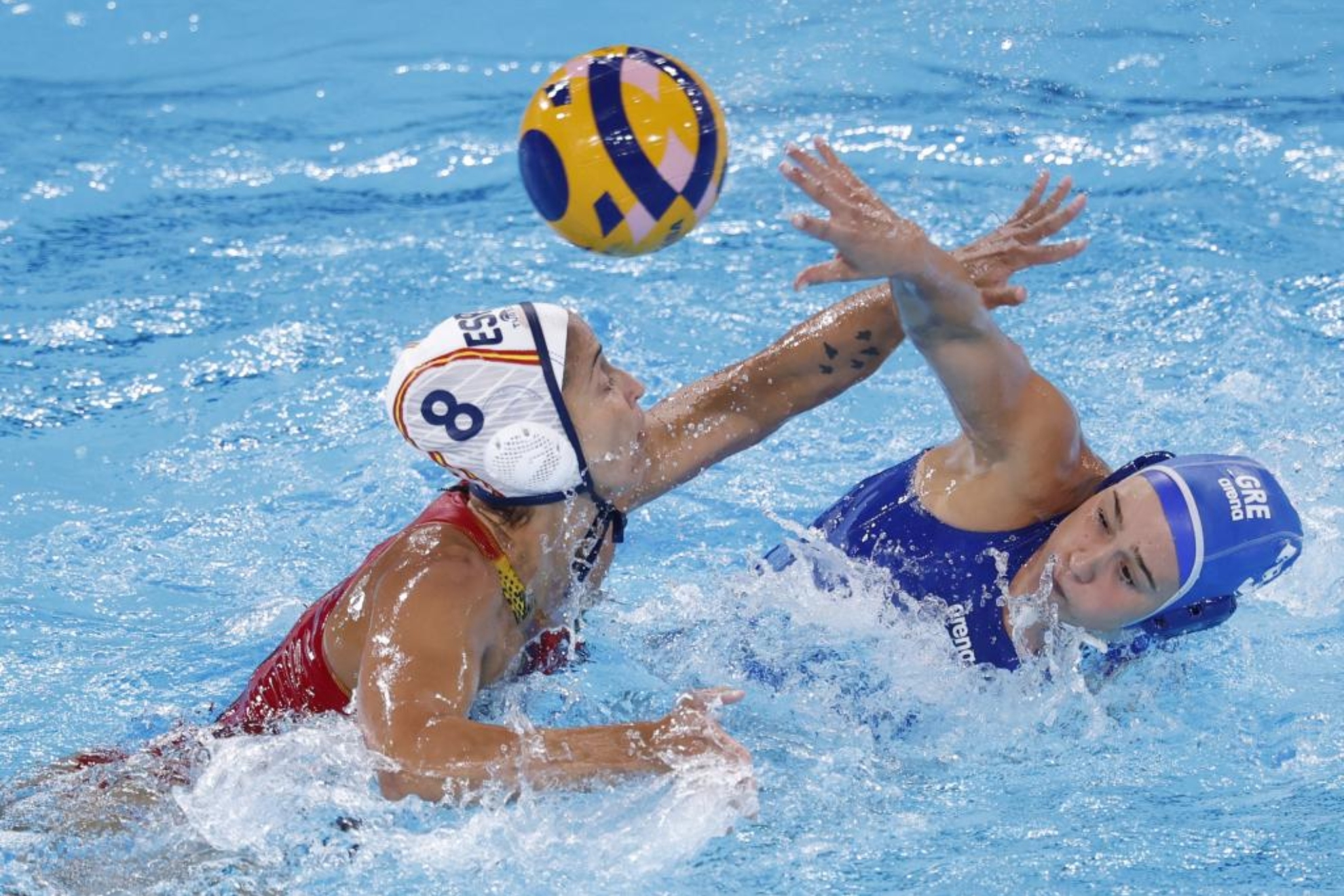 Pili Peña lanza ante la marca de una defensora.