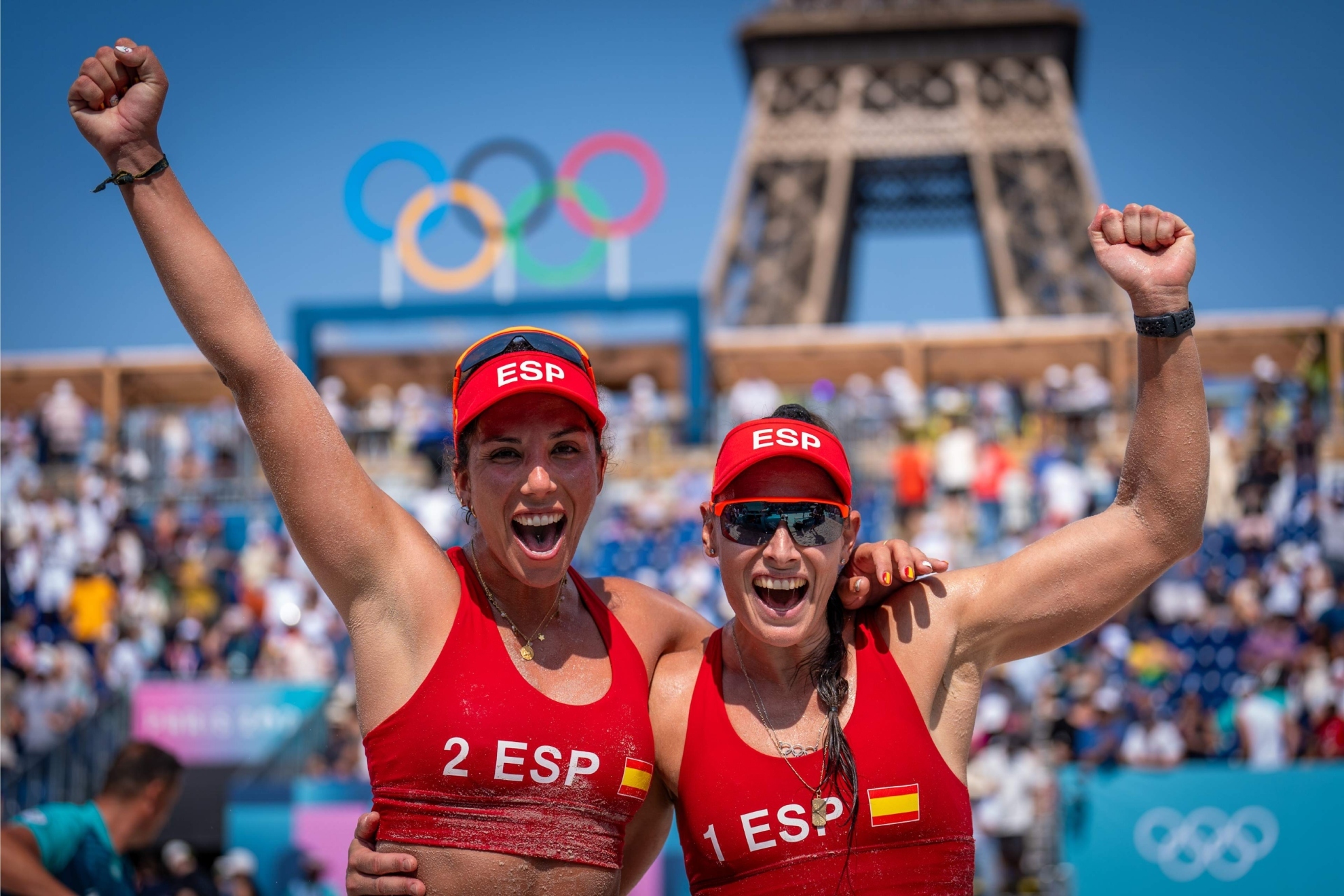 Paula Soria, izquierda, y Liliana Fernández, derecha, celebran la victoria ante Egipto con la Torre Eiffel y los anillos olímpicos de fondo