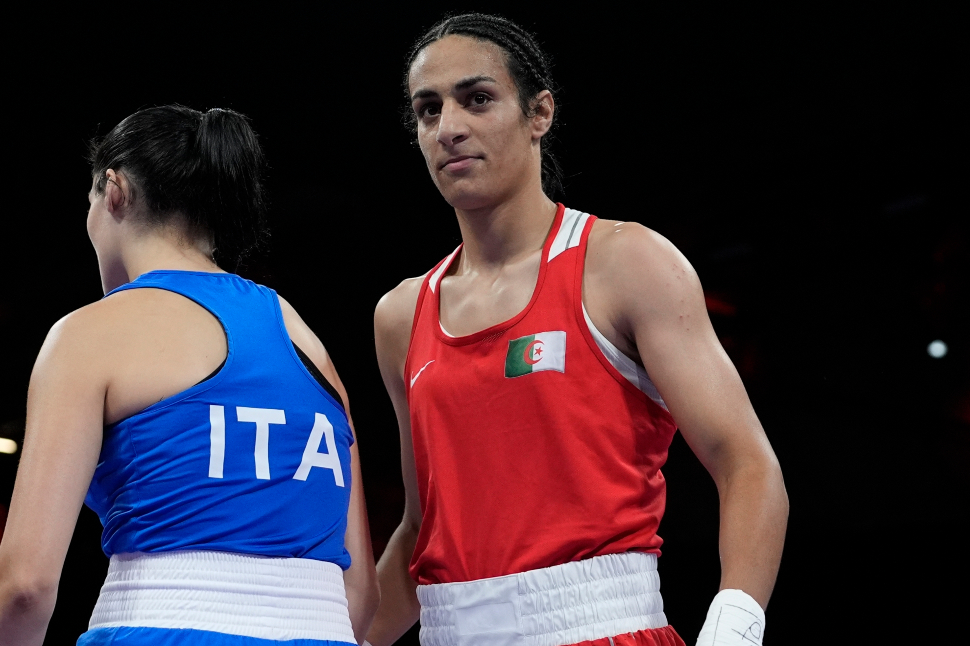 Imane Khelif durante el combate contra la boxeadora italiana.