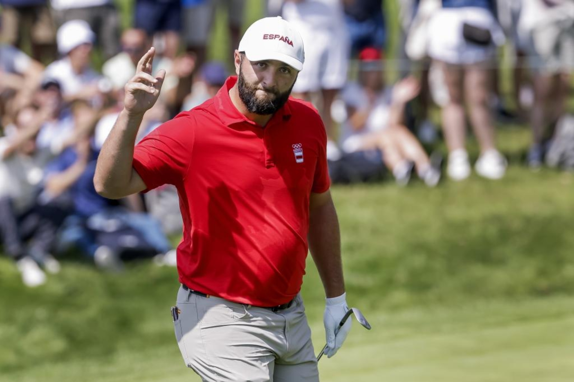 Jon Rahm (29) agradece los aplausos del público