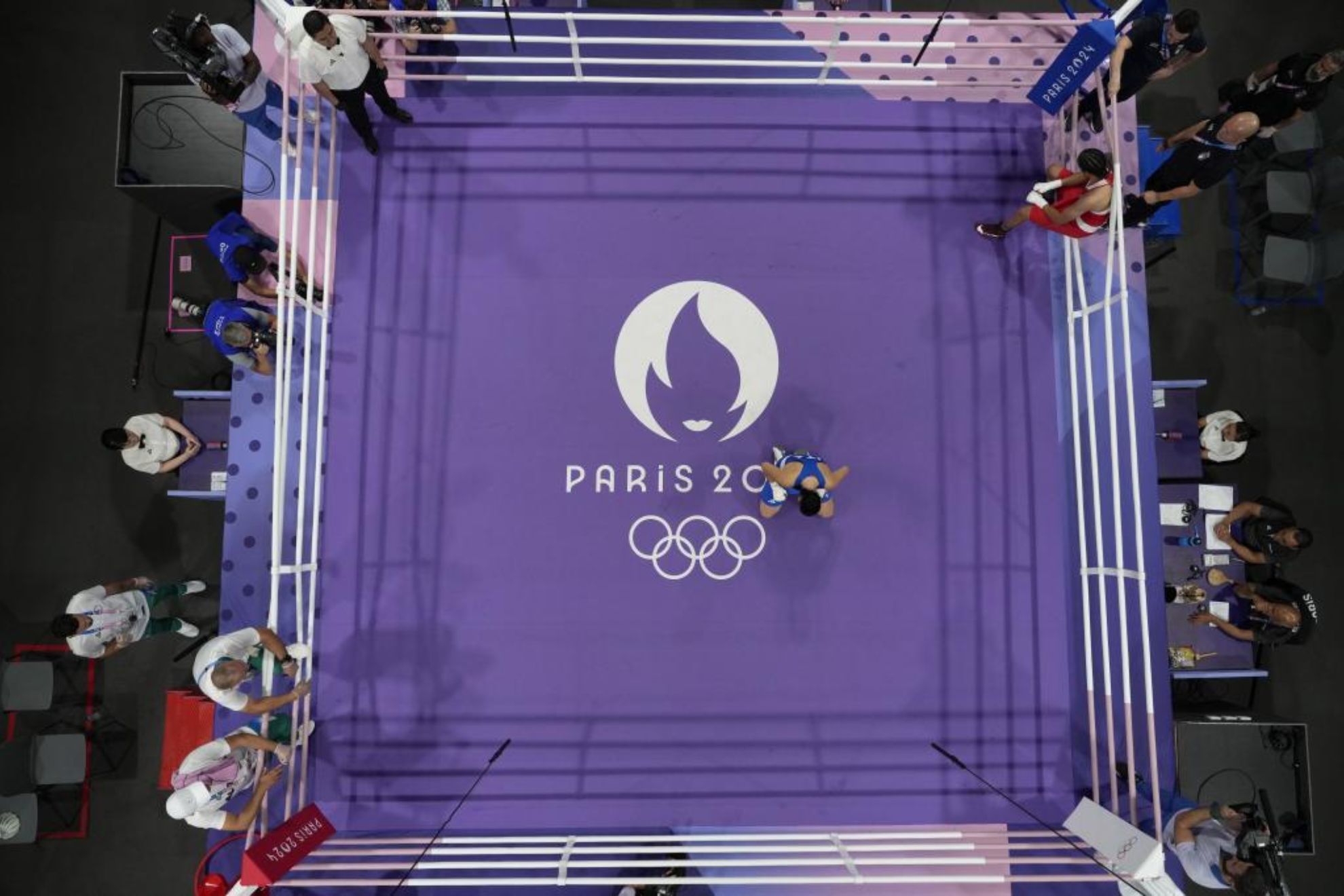 Ring olímpico de Paris 2024 tras el combate de Khelif y la italiana Angela Carini