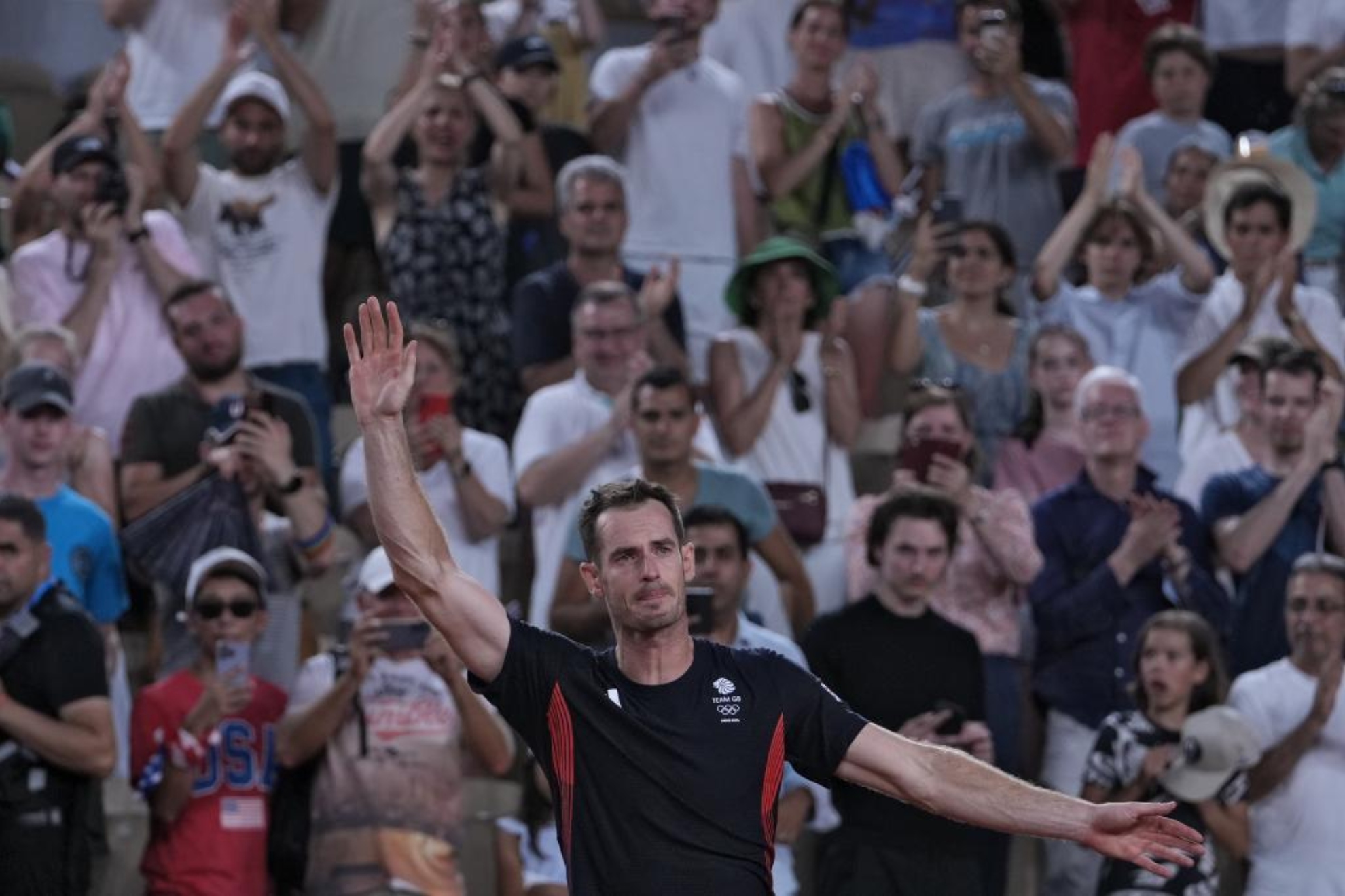 Andy Murray despidiéndose del público de París tras su último partido.