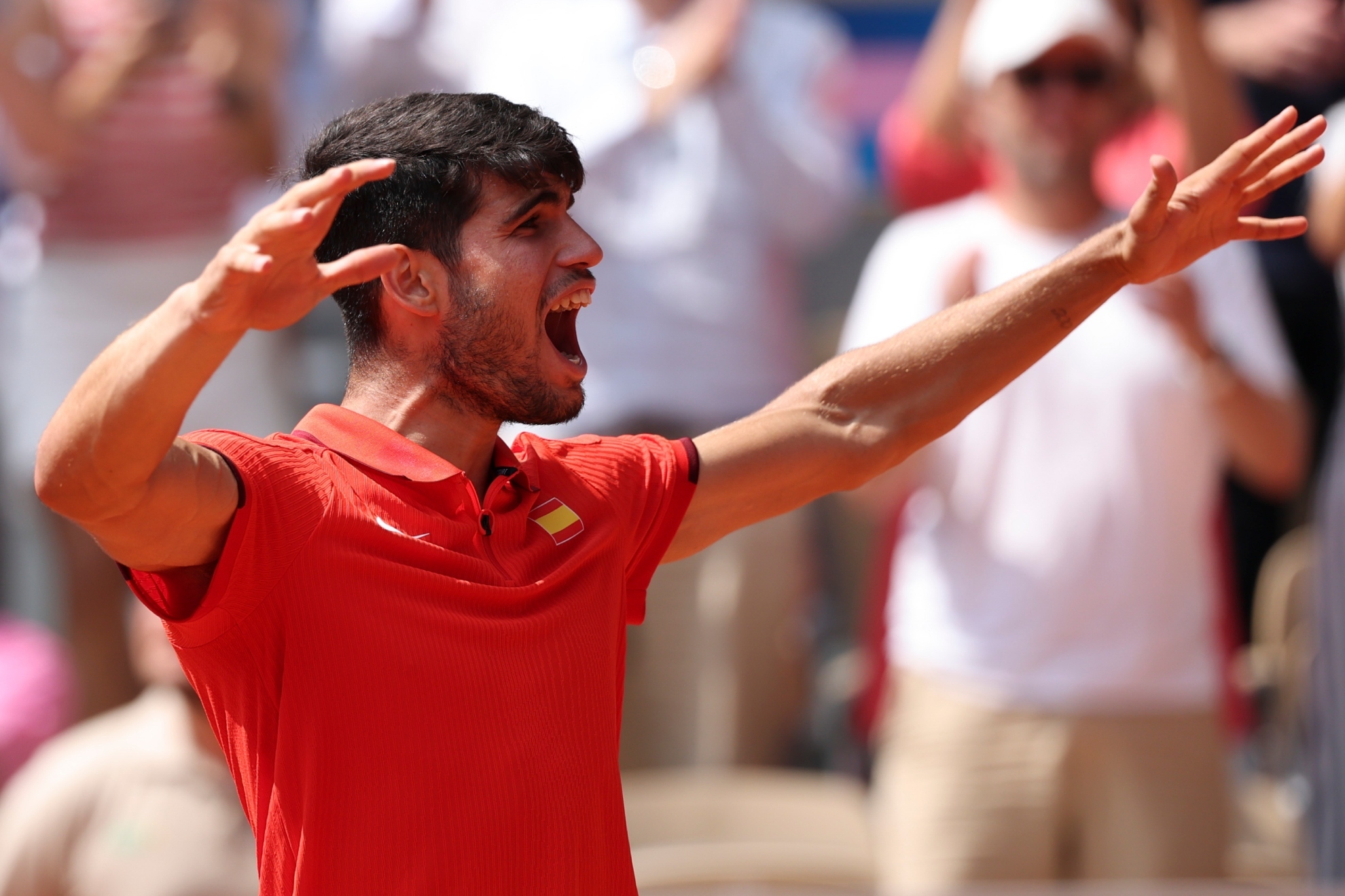 Carlos Alcaraz celebra tras ganar al canadiense Felix Auger-Aliassime en su partido de semifinales de los juegos olímpicos de París 2024.