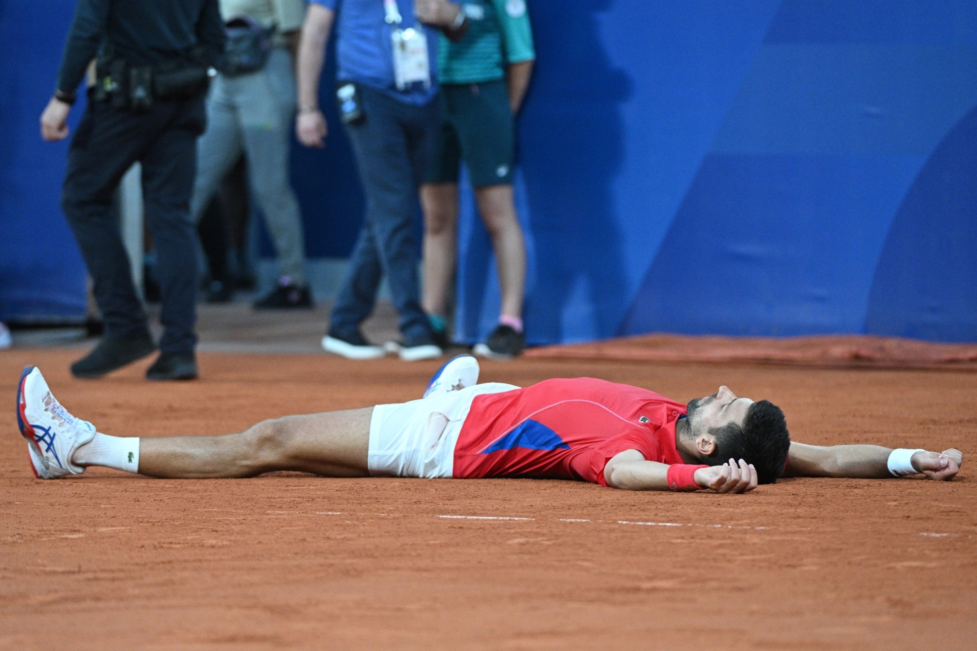 Djokovic, tumbado en la arena de la Philippe Chatrier