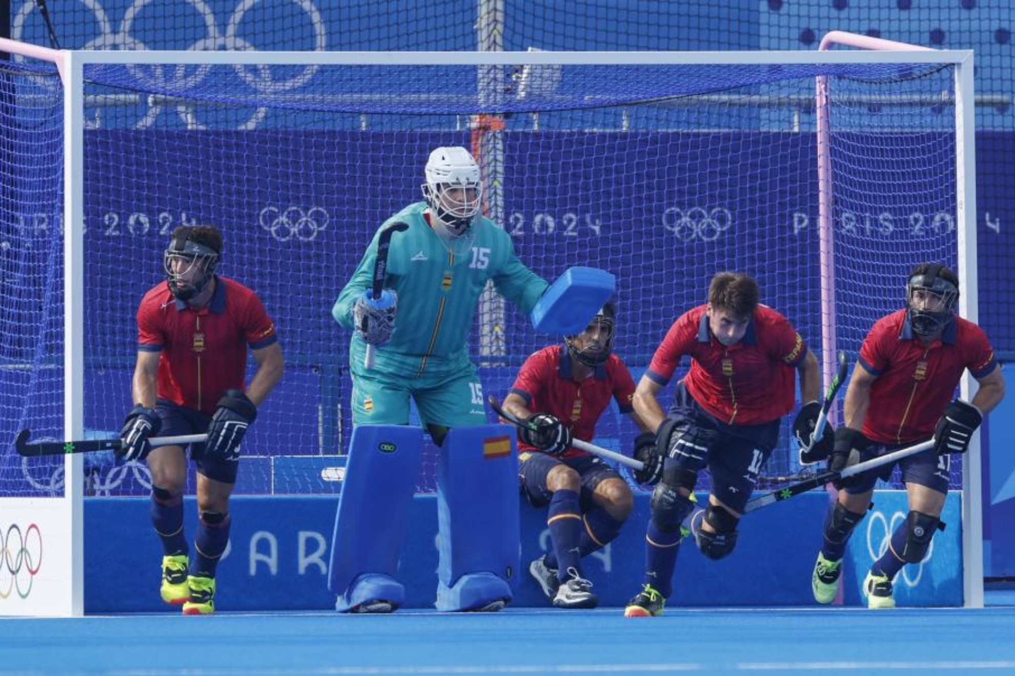 El meta Luis Calzado y la defensa española en un penalti córner