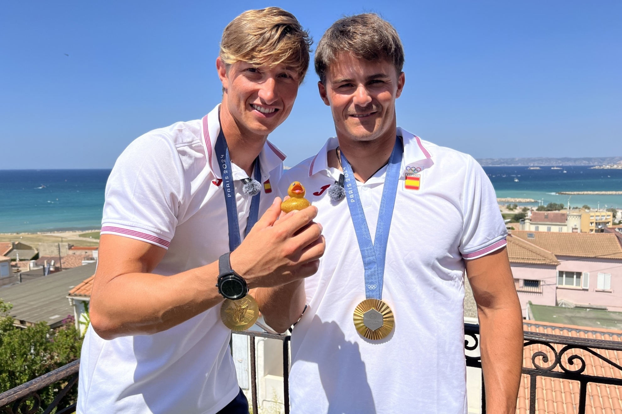 Florian Trittel y Diego Botín muestran el patiro dorado.