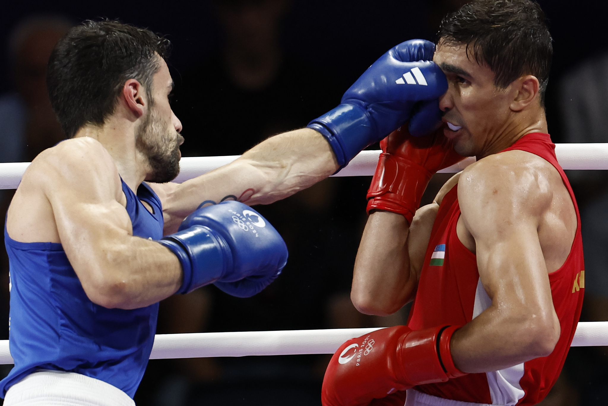 El boxedor español José Quiles Brotons (azul) golpea al uzbeco Abdumalik Khalokov (rojo) durante el combate.
