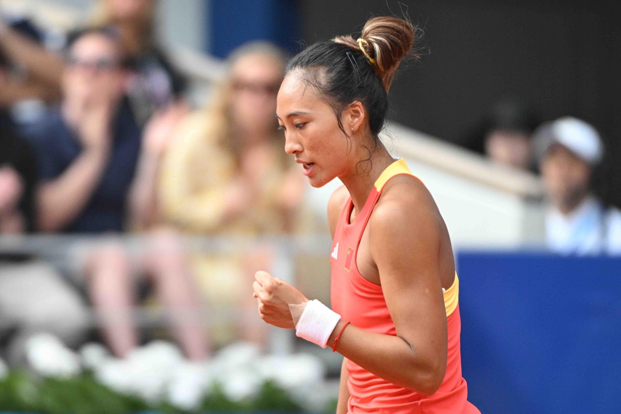 Zheng celebra un punto