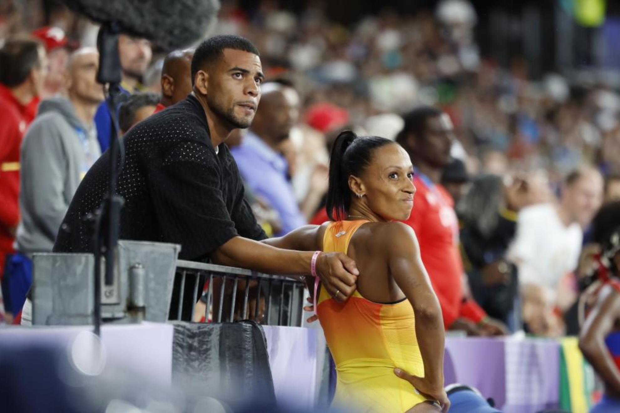 Ana Peleteirol, junto a su marido Benjamin Comparé, al terminar la prueba.