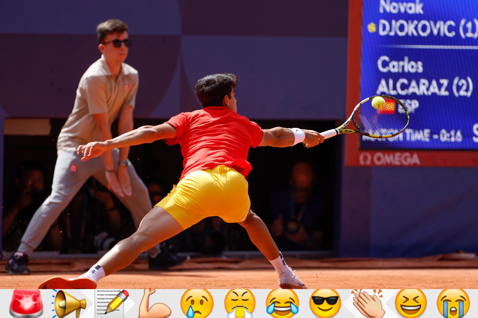 Alcaraz intenta llegar a una pelota