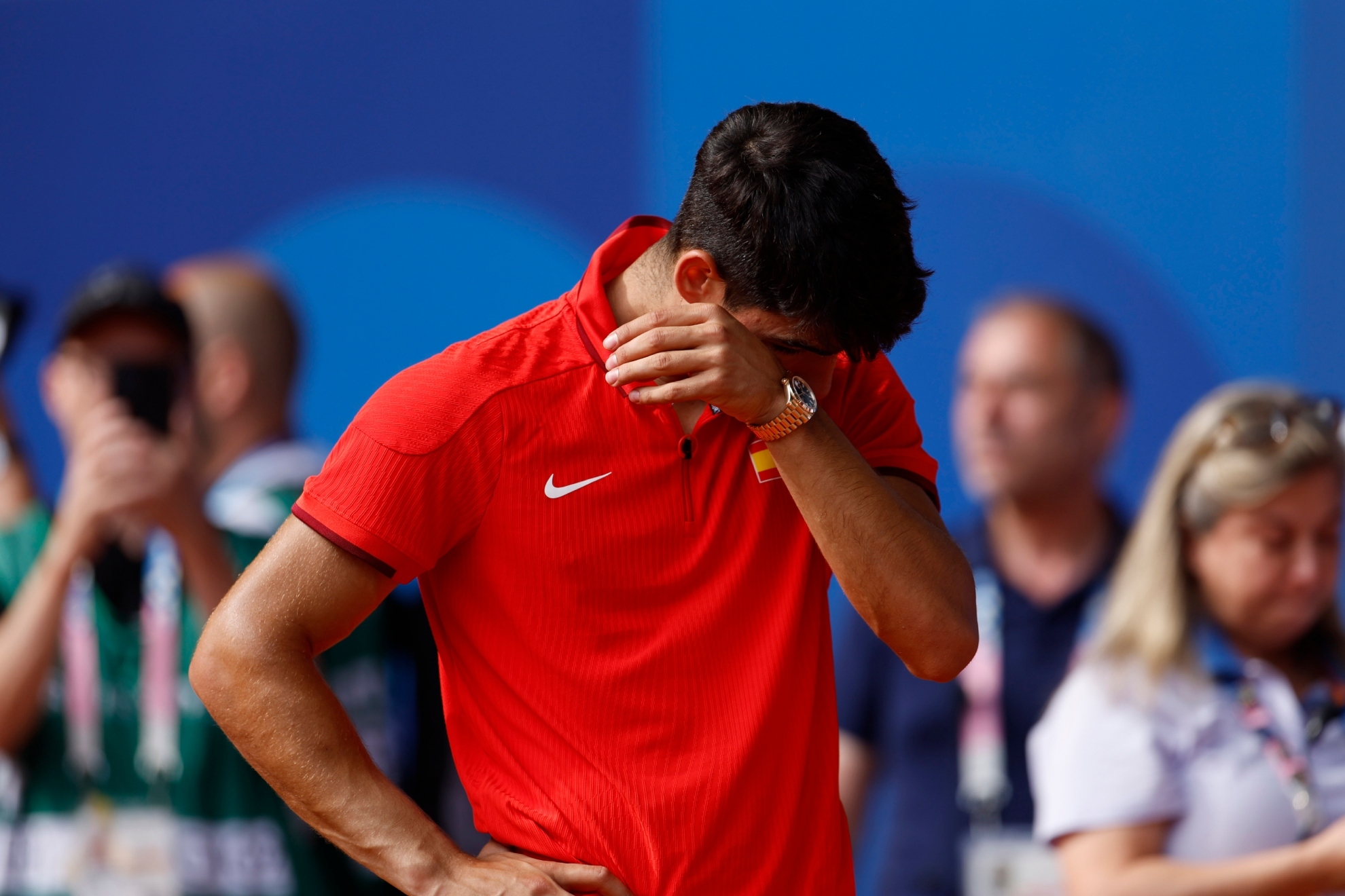 Carlos Alcaraz se seca las lágrimas tras perder la final olímpica con Novak Djokovic.