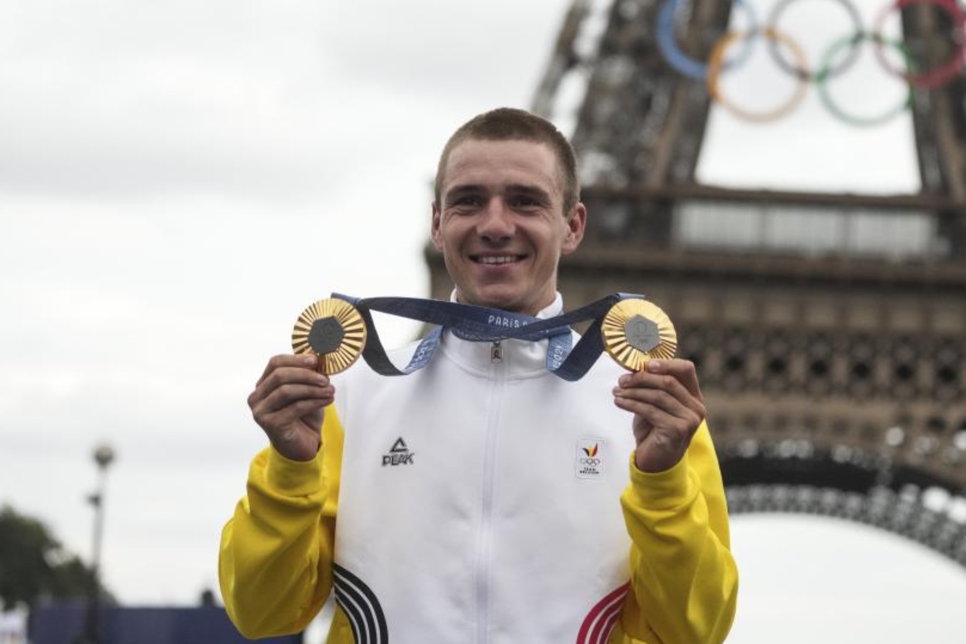 Remco Evenepoel con las dos medallas de oro